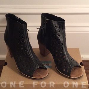 Toms Women’s Open Toe Black Boots | Basketweave